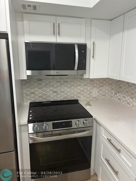 Building Photo - 3150 N Palm Aire Dr