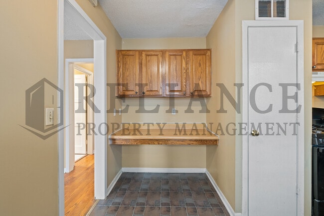 Building Photo - 1913 N Hood St