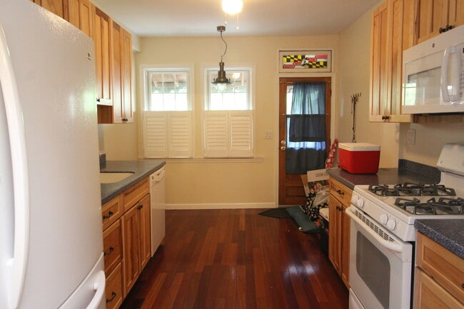 Building Photo - Charming Locust Point 2bd+Den/1ba Rowhome ...