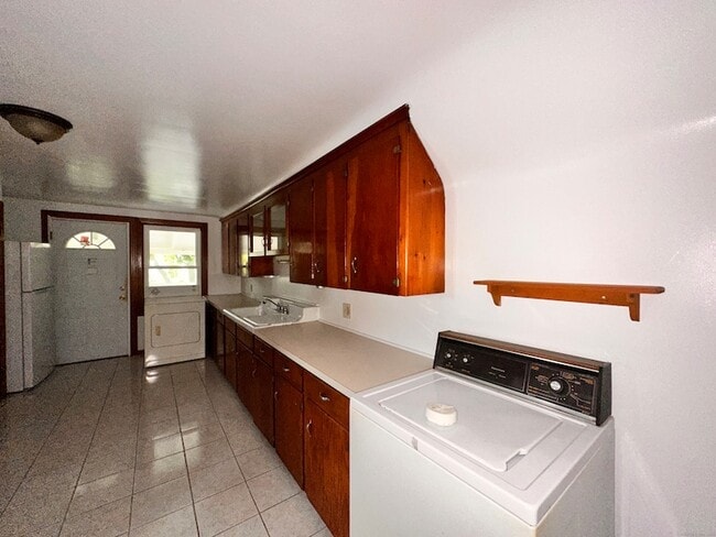 Building Photo - 253 Olivia St