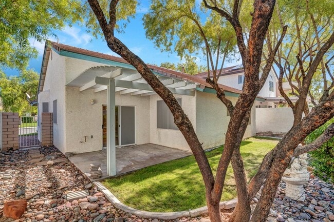 Building Photo - VERY CUTE 2 BEDROOM, SINGLE STORY HOME IN "GREEN VALLEY RANCH!!"