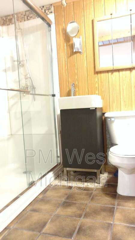 Building Photo - 6433 Wainscot Dr SE