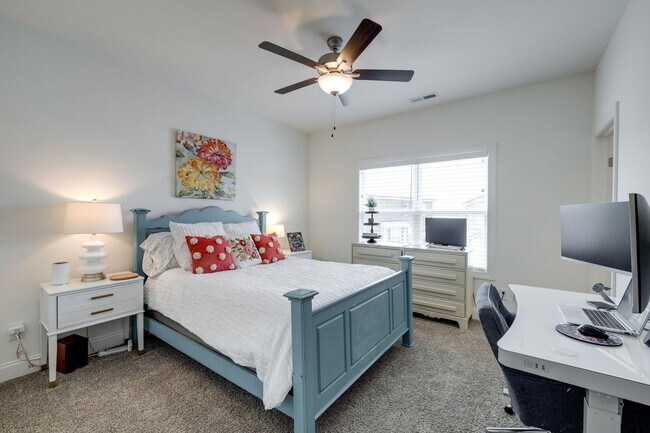 Building Photo - Townhome For Lease