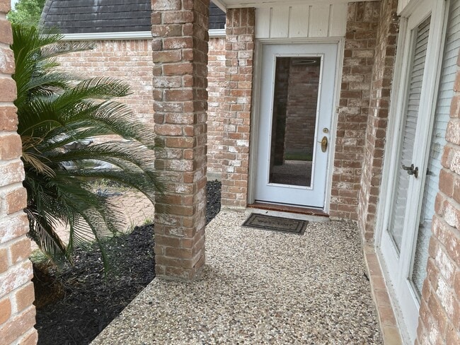 Building Photo - 5 Bendwood Dr