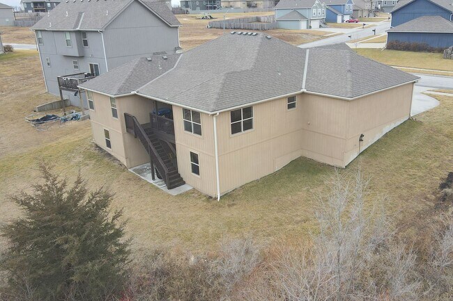 Building Photo - Beautiful 4 Bedroom, 3 Bath, Single Family...