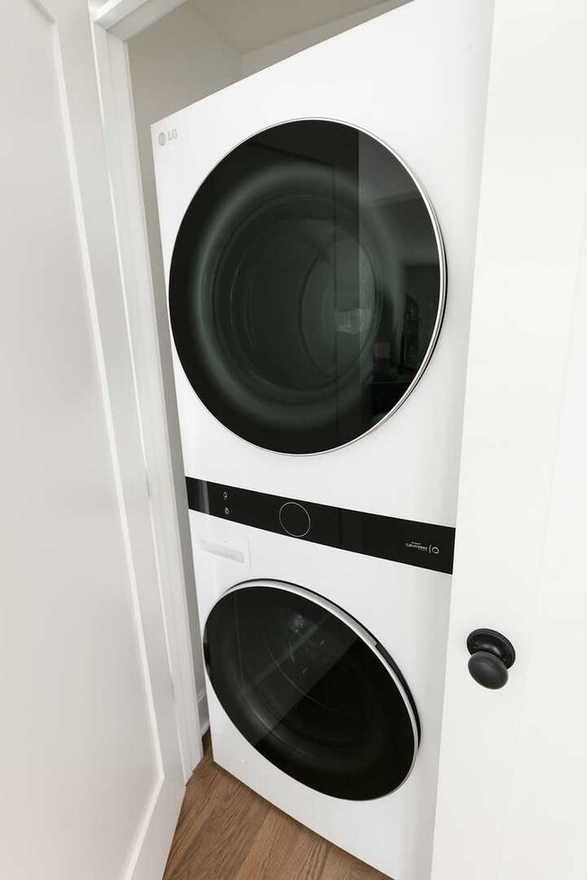 Building Photo - 1215 Balmoral Ave