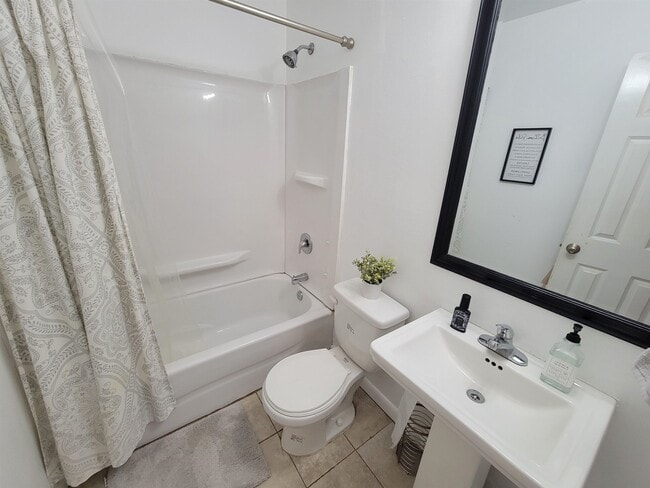 Building Photo - 404 Sable Ct