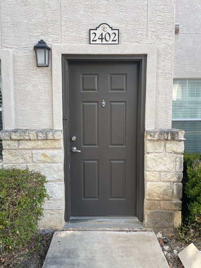 Building Photo - 1000 Diamond Dr