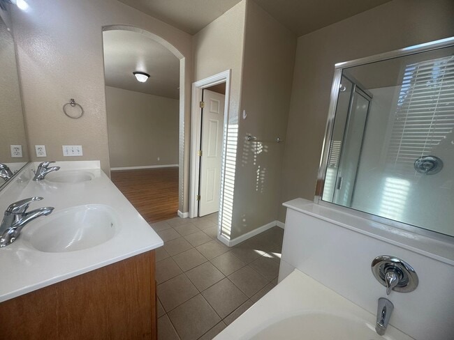 Building Photo - Spacious 4 Bedroom Home in Elk Grove