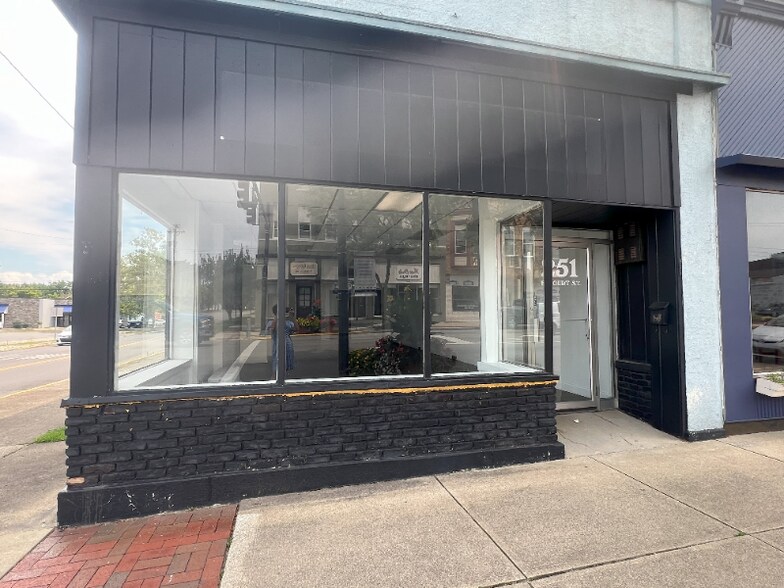 Building Photo - 251 E Court St
