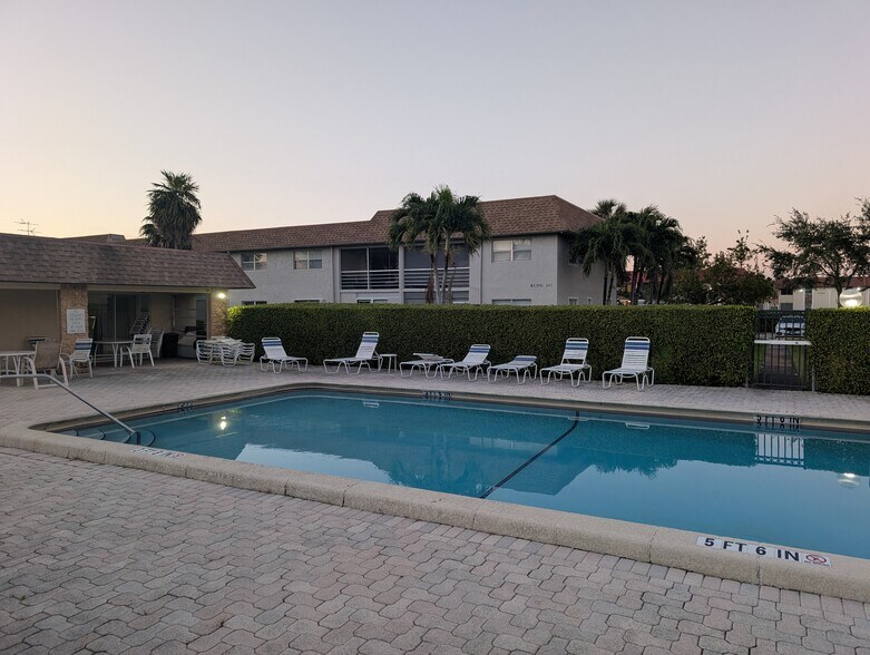 Building Photo - 9911 Sandalfoot Blvd