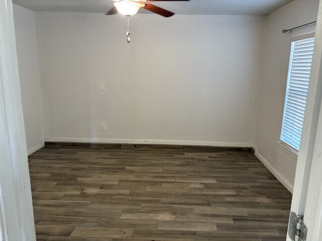 Building Photo - 121 N Meadow St