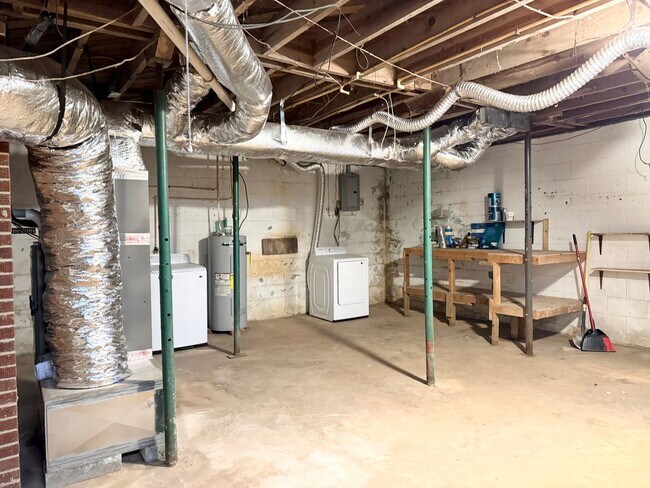 Building Photo - Beautiful Brick Home in Prime Hickory Location – Spacious Layout & Hardwood Floors!