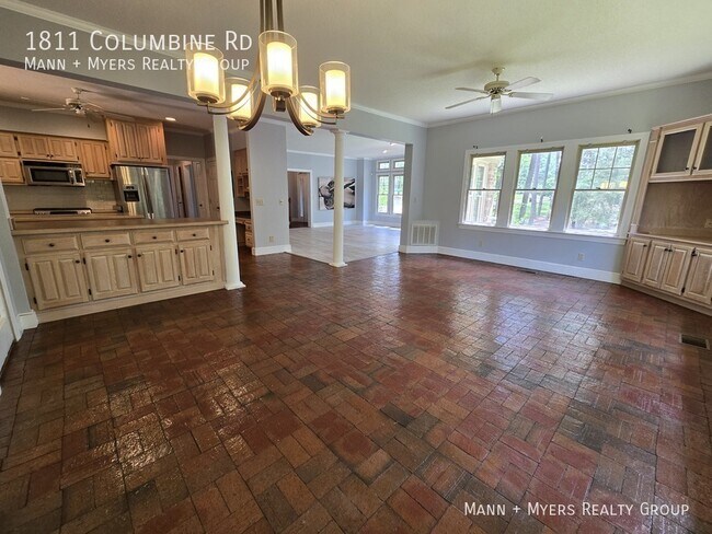 Building Photo - 1811 Columbine Rd