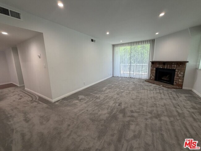 Building Photo - 14315 Riverside Dr