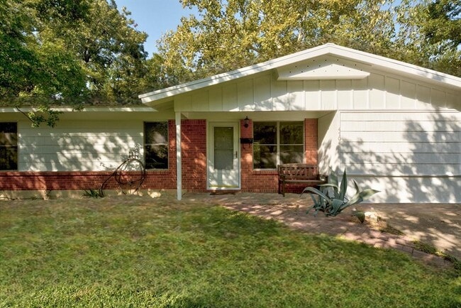 Building Photo - 4704 S Forest Dr