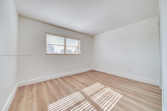 Building Photo - 1201 SW 42nd Ave