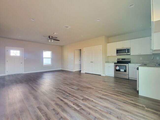 Building Photo - Beautiful 3 Bedroom 2 Bath Home!!