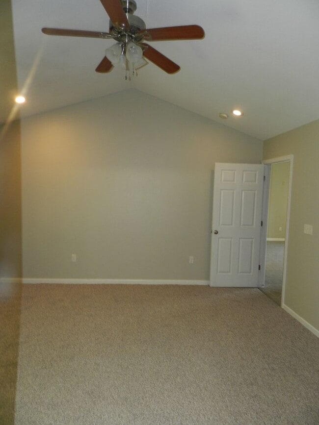 Building Photo - Avaliable April 20th