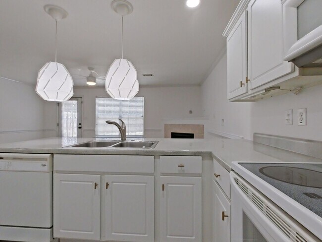 Building Photo - Available NOW- West Augusta Townhome with garage