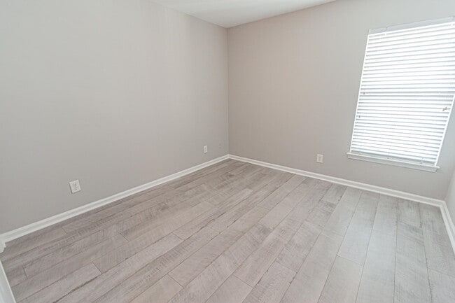 Building Photo - 4850 Meadowsweet Dr