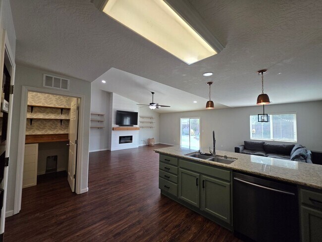 Building Photo - *** MOVE IN SPECIAL - $500.00 OFF FIRST MONTHS RENT***