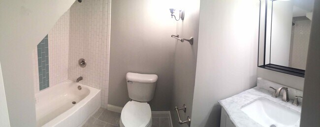 Building Photo - Renovated Germantown House in Great Location