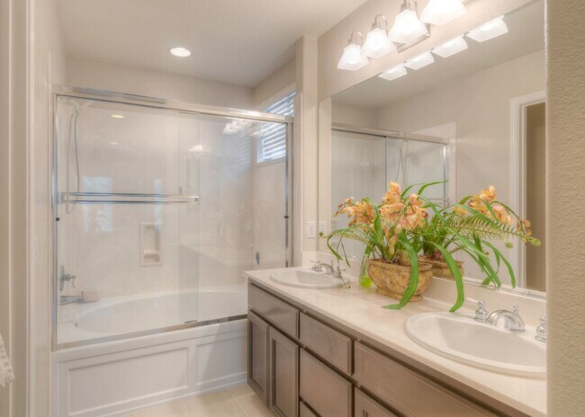 Building Photo - A must see beautiful 3 bedrooms 2.5 bathrooms single family home