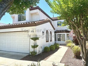 Building Photo - Beautiful 3 Bed / 2.5 Bath / 2,211 Sqft Sa...