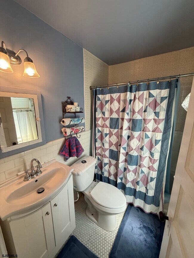 Building Photo - 135 N Avolyn Ave