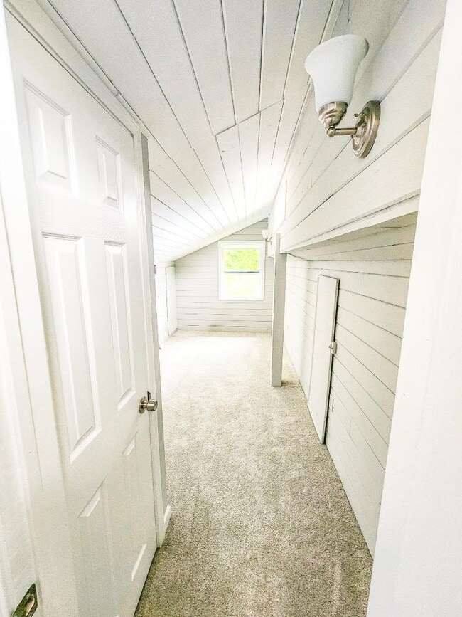 Building Photo - 305 Red Haven Dr