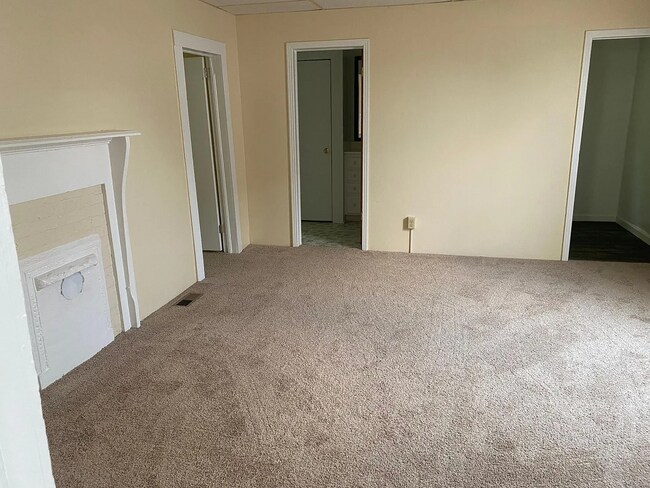 Building Photo - 108 Riverview St