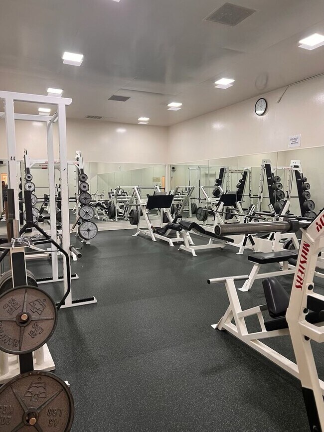 Building Photo - Large studio with private deck