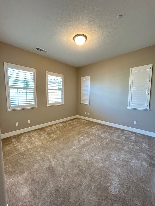 Building Photo - 3 Bedroom 2 Bathroom Luxury 55+ Living in Twin Oaks
