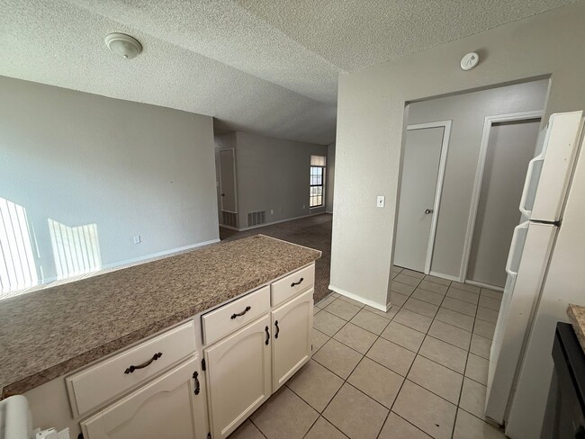 Building Photo - 5728 S Vancouver Ave