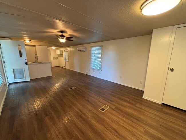 Building Photo - Great Location!! Quiet Neighborhood!!