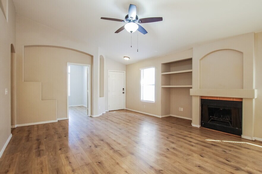 Building Photo - 8667 W Palm Ln