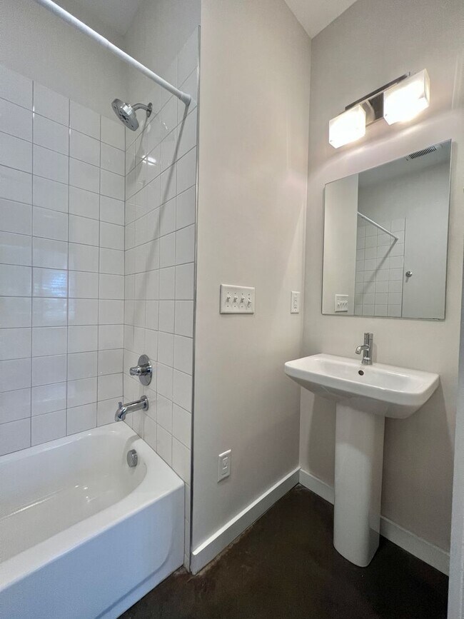 Building Photo - 3 bed/3 bath with Attached 2 Car Garage in East Nashville