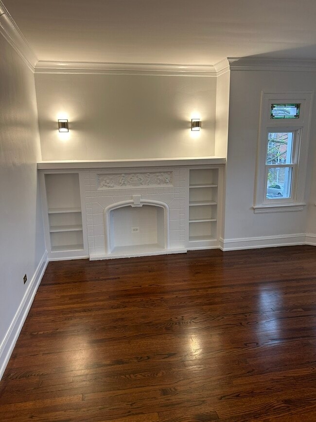 Building Photo - 2739 W Lunt Ave