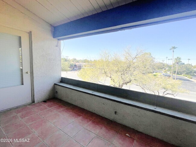 Building Photo - 3750 N Country Club Rd