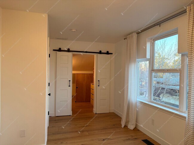 Building Photo - Find a piece of serenity in Historic Old Bend! (Unfurnished)