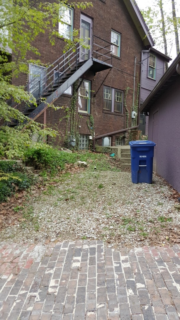 Building Photo - Highly Sought After OSU 6 Bedroom House Iuka Ravine with 2 new bathrooms and free off-street parking