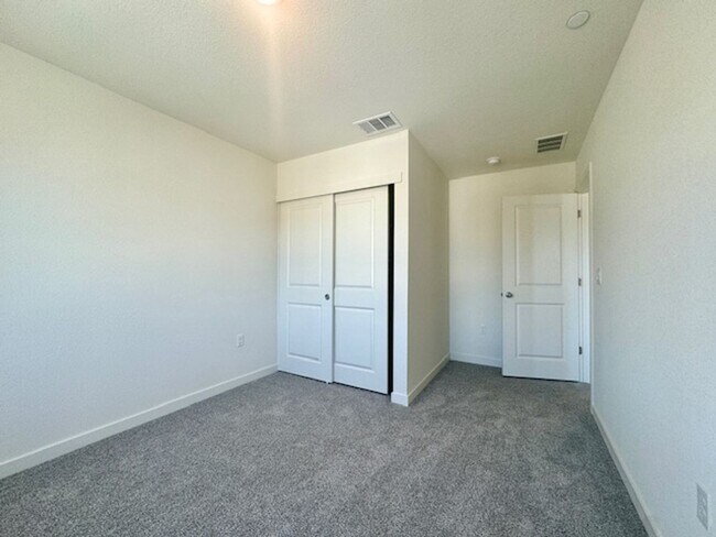 Building Photo - BRAND NEW 4 BEDROOM, 2.5 BATHS, 2 CAR GARA...