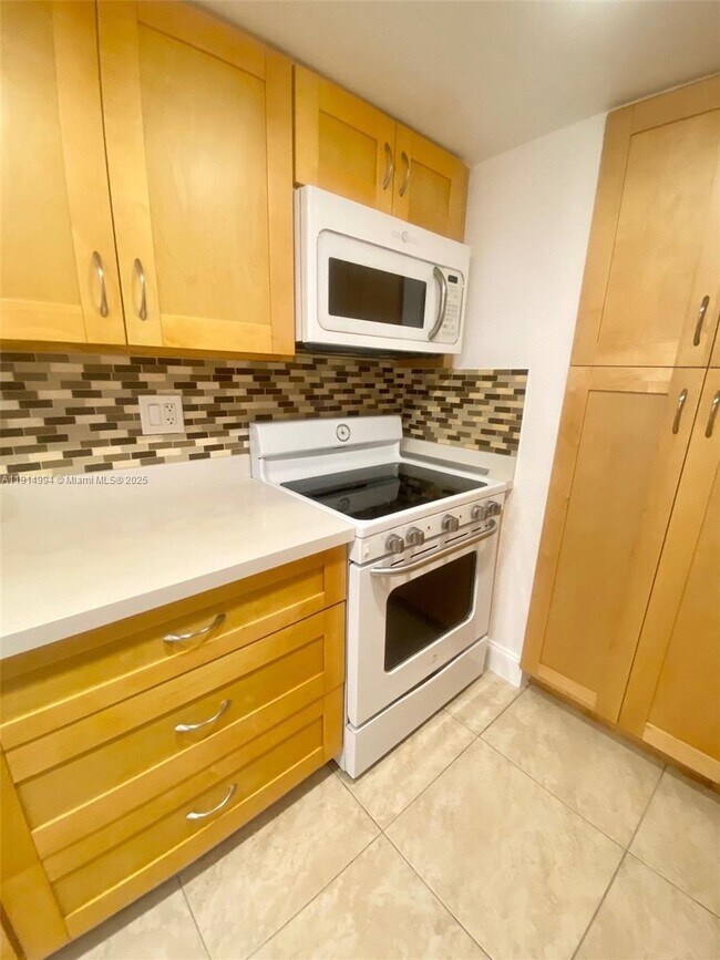 Building Photo - 6568 SW 41st Pl