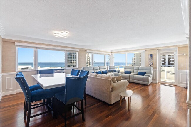 Building Photo - 3000 Holiday Dr