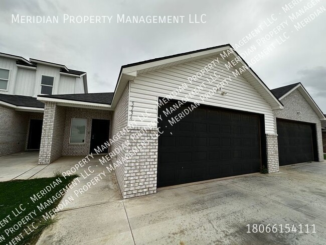 Building Photo - Available now! Three bed, Three bath Near TTU