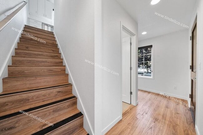 Building Photo - Light & Bright 2 Bedroom Townhome Apartment in the heart of Ladd's Addition - Pet Friendly with W...