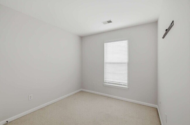 Building Photo - Elegant End-Unit Townhome with Exceptional Community Amenities