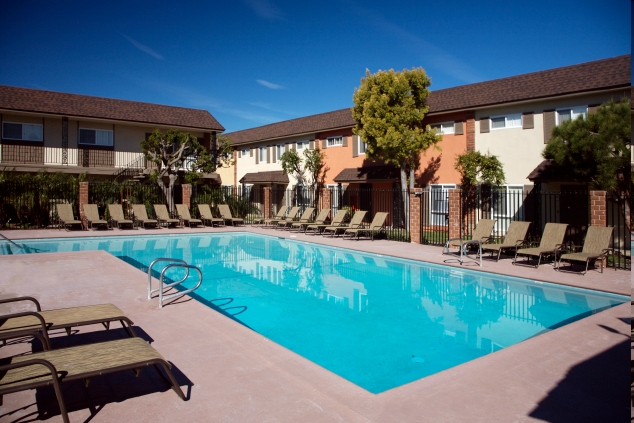 Pool - Tustin Parc Townhomes & Apartments