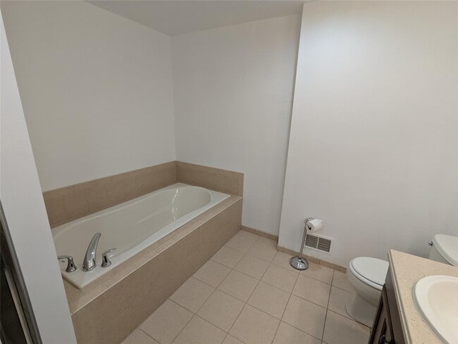 Building Photo - 812 Pondview Loop